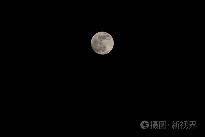 黑色天空中没有星星的圆月