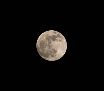 漆黑的夜晚，没有星星的天空和大圆月