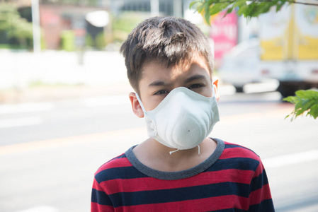 使用口罩小男孩使用防尘口罩,折叠式防护口罩,pm2.5耳头挂照片