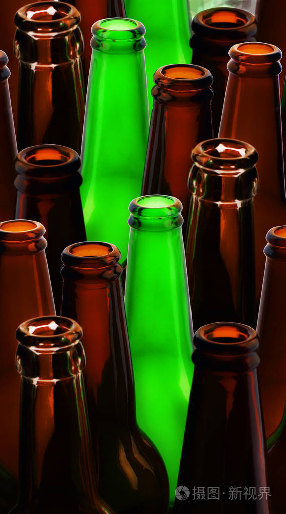 五颜六色的空啤酒瓶