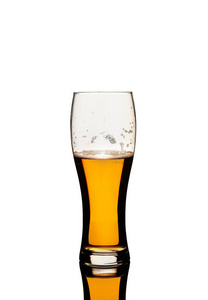 一杯白色背景的啤酒，满是一半