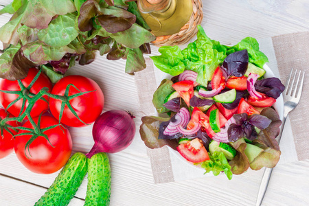 沙拉与多汁的樱桃，西红柿，绿色和红色生菜，红葱葱。 自制食物。 象征性的形象。 美味健康的素食概念。 快关门。
