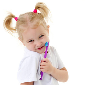 一个小女孩刷牙