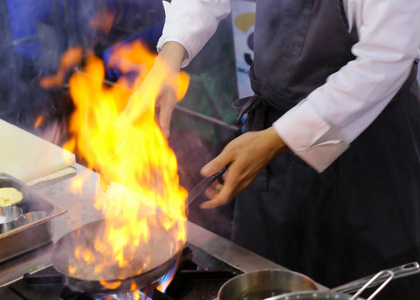 厨师，餐厅，厨房，炉子，锅，做食物的火焰