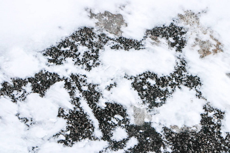 沥青路背景上的雪。 雪卡车图案纹理。 冬天冻结的城市街道背景。