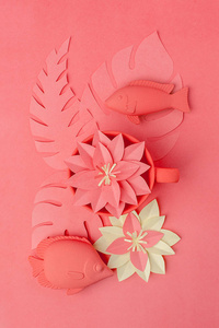 鱼类玩具套装和折纸工艺花枝活珊瑚背景单色最低度假暑假概念照片