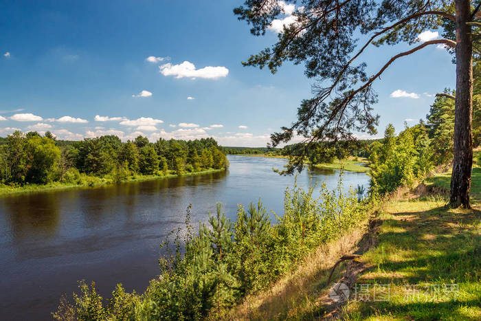 阳光明媚的一天,一条美丽的宽阔的河流的景观