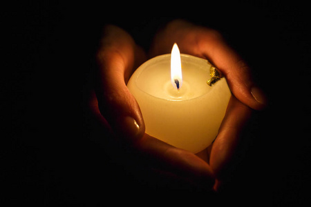 祈祷蜡烛图片
