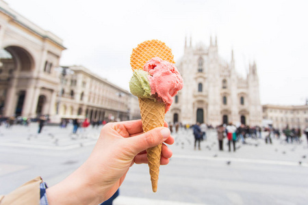 旅行意大利和假期概念米兰大教堂前的冰淇淋