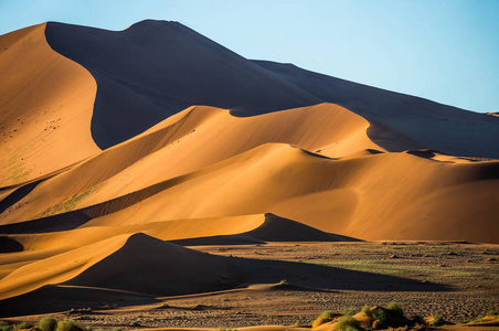 沙丘的Sossusvlei美丽的形状与惊人的光和颜色SossusvleiNamibnaukluft国家公园非洲。