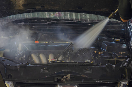 汽车发动机清洗。使用高压喷水。