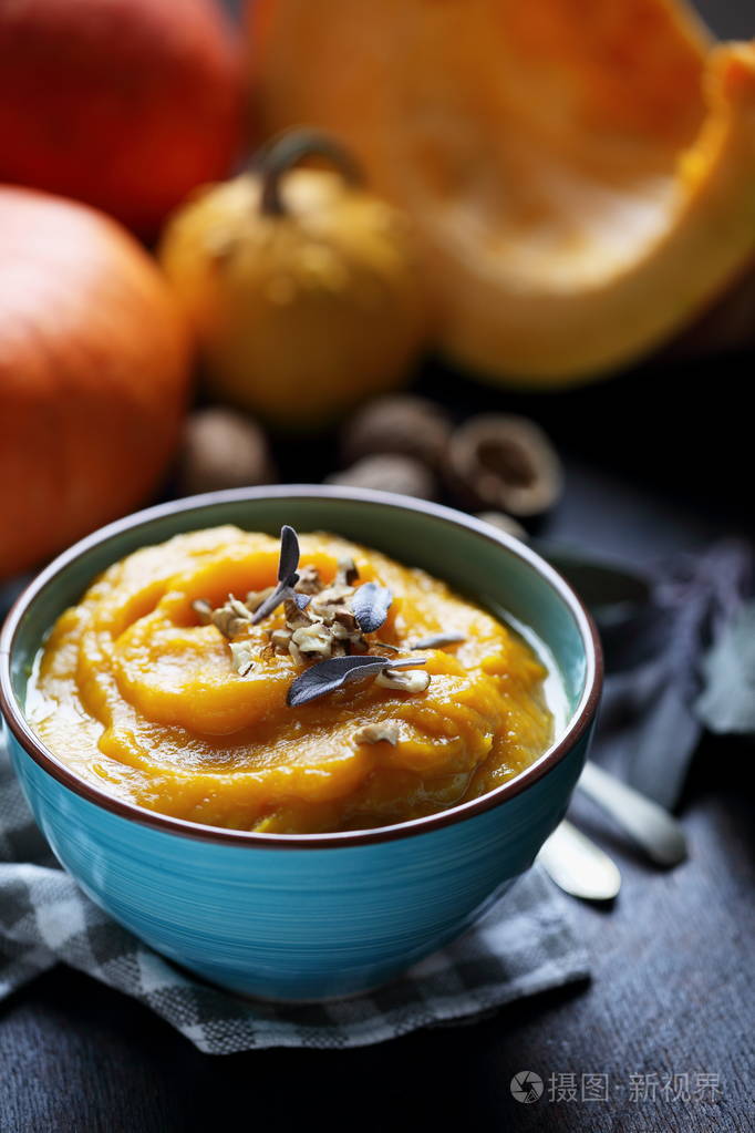 南瓜泥在一个深碗里乡村风格