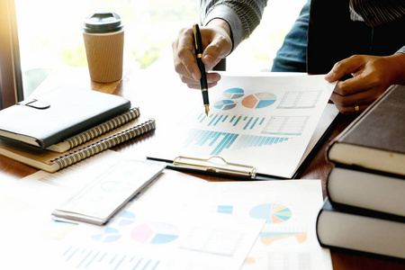商人把图表指向数据分析，用于计划，提高质量，商业财务和会计概念。