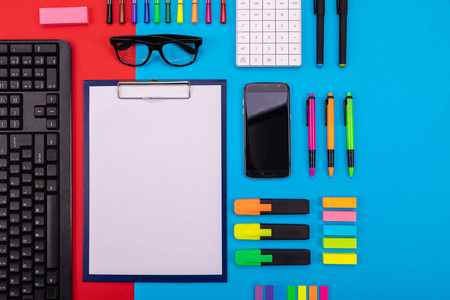 平面式办公桌组合, 配有智能手机剪贴板贴纸和彩色蓝色和红色背景的笔