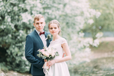 大气森林中美丽的年轻夫妇。欧洲风格的婚礼艺术。