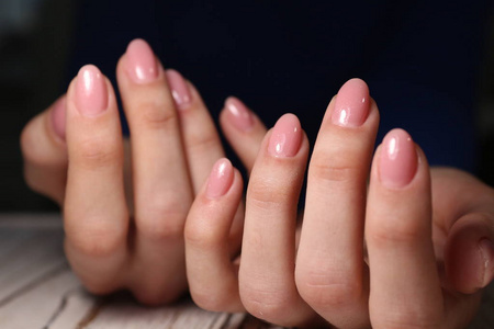 五颜六色的圣诞指甲冬季指甲设计与闪光，莱茵石，在短和长的女性指甲。