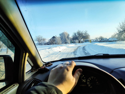 在冬天的路上开着车，冬天的路上，里面有一辆车，很多雪