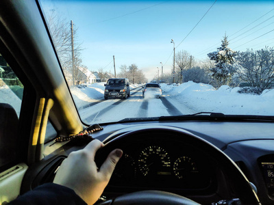 在冬天的路上开着车，冬天的路上，里面有一辆车，很多雪