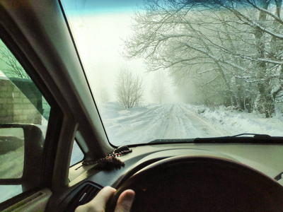 在冬天的路上开着车，冬天的路上，里面有一辆车，很多雪