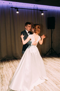 年轻夫妇的第一支舞蹈。 欧洲风格的婚礼传统。