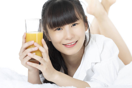 中国美女喝橙汁，白色背景隔离