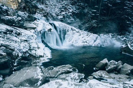 乌克兰喀尔巴阡山脉的冬季瀑布卡梅内基