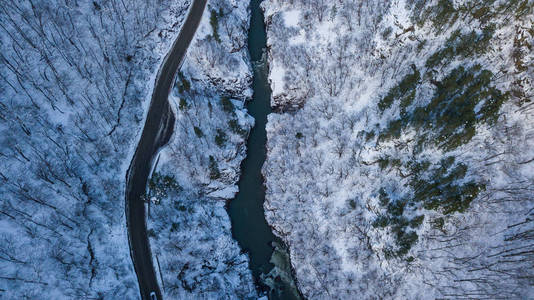 空中自上而下的照片的道路, 河流, 山脉在拉奥纳基, 俄罗斯
