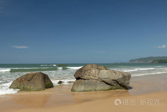 印度果阿省南部阿贡达海滩上的巨石