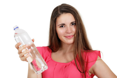 漂亮的年轻女人从瓶子里喝水。 孤立于白色