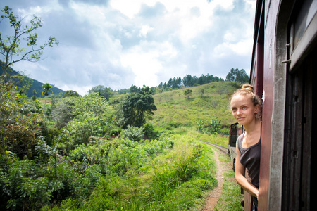 一个女人喜欢在斯里兰卡的火车上旅行