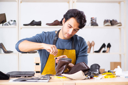 在车间修鞋的年轻人照片