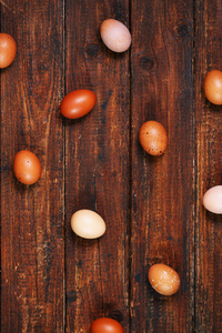 木制背景上的棕色鸡蛋