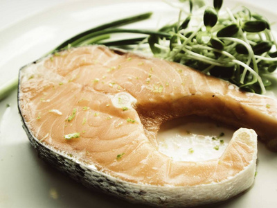 春季菜肴和万寿菊的健康鲑鱼片