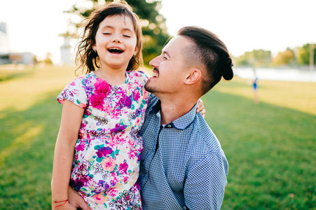 快乐的父亲和小女儿夏天公园