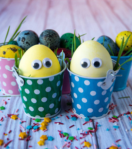 复活节背景。 有趣的复活节彩蛋在颜色背景上涂上黄色。 复活节假期概念