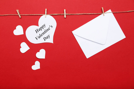 情人节快乐，信封和红底纸心