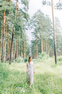 闺房照片拍摄新娘在树林里用花束。 公园里的飞行服和美丽的女孩。