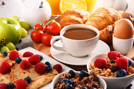 早餐提供咖啡橙汁牛角面包鸡蛋谷类食品和水果。 均衡饮食。