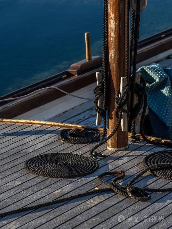 木船甲板上成圈排列的绳子的肖像图. 绑在桅杆上的绳子.