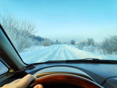 在冬天的路上开着车，冬天的路上，车里有很多雪