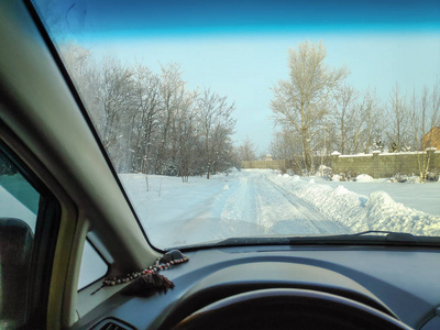 在冬天的路上开着车，冬天的路上，车里有很多雪