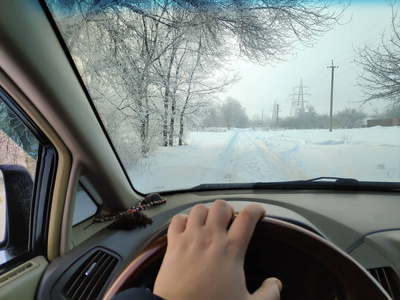 在冬天的路上开着车，冬天的路上，车里有很多雪