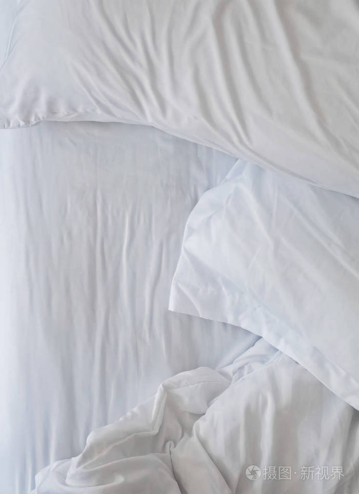 未制作的床特写镜头与白色床单和枕头