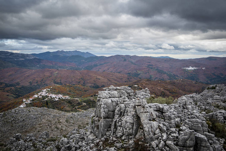 多云山谷山脉背景上灰色岩石的风景如画。 西班牙安达鲁西亚的卡塔吉马和帕鲁塔