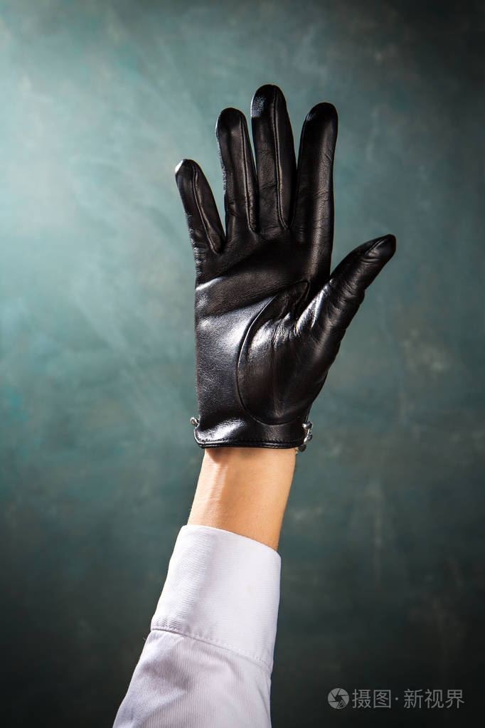 女性手戴漂亮的皮手套