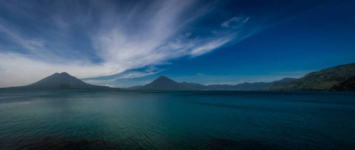 背景火山的阿蒂特兰湖全景