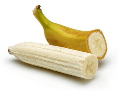 在白色背景下分离的去皮和切片香蕉
