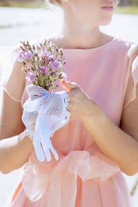 蕾丝白色手套的女人手工复古风格