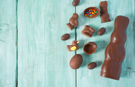 木制表面有巧克力蛋和动物的复活节组成
