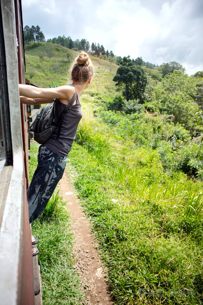 一个女人喜欢在斯里兰卡的火车上旅行